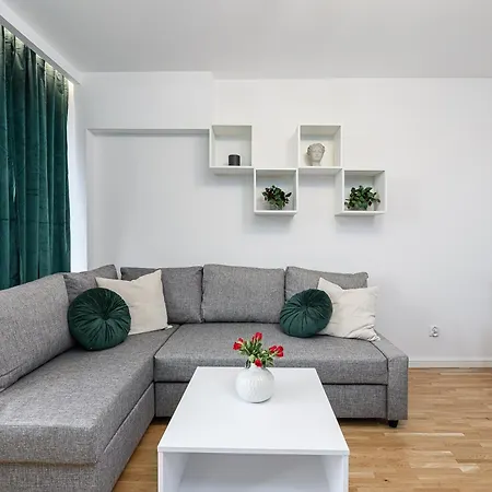Lumina I Spacious 2Br Apartment I Parking I Ac ורשה