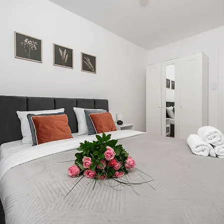 Apartment Lumina Spacious 3-room With Balcony